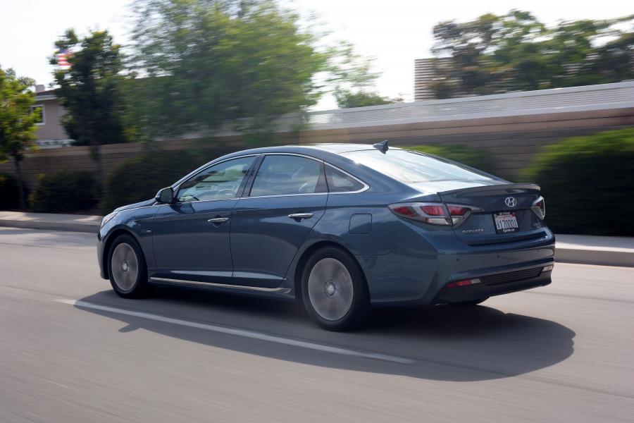  Hyundai Sonata PHEV 2015 года  (фото 18 из 35)